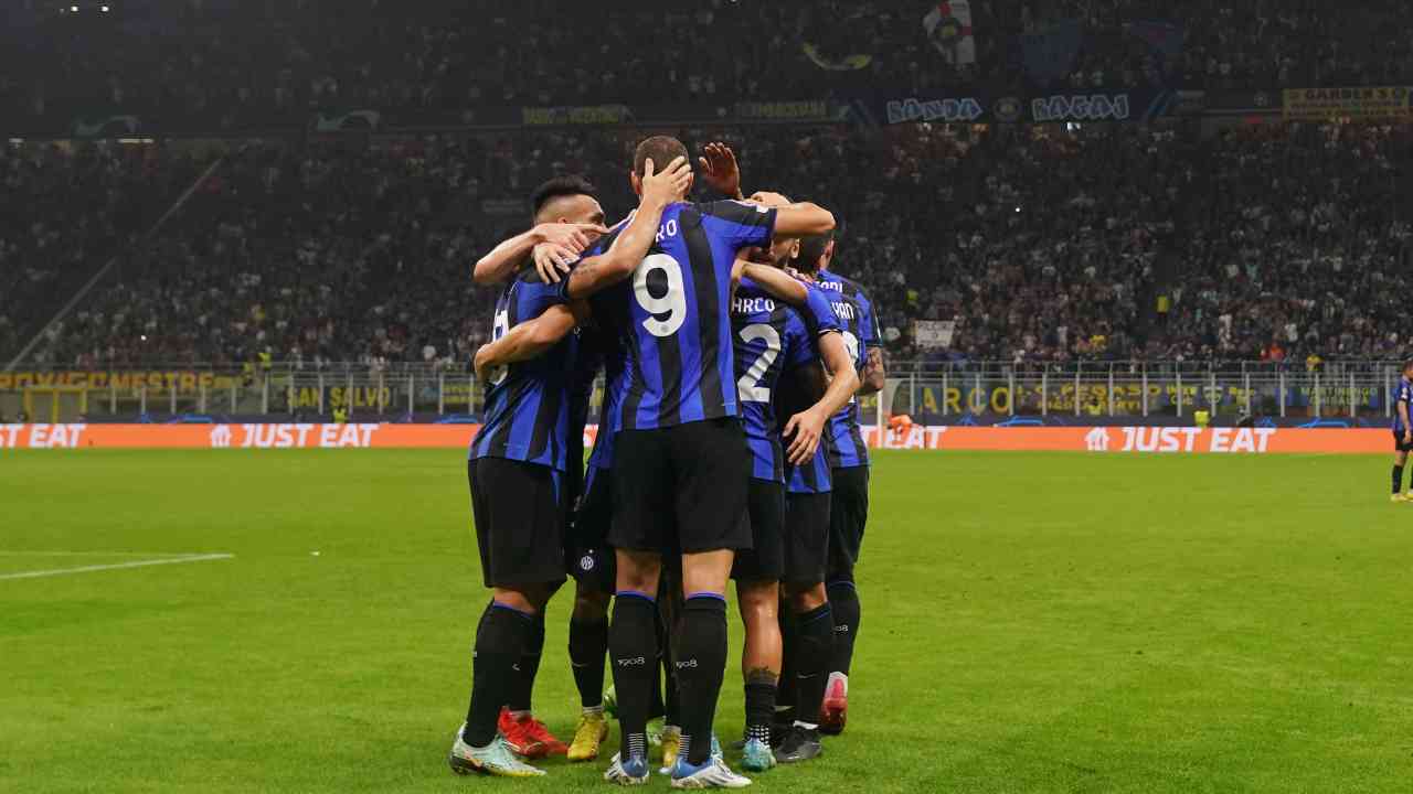 Inter, abbraccio di gruppo dopo un fondamentale successo in Champions League (LaPresse) 27 ottobre 2022 zonainter.it